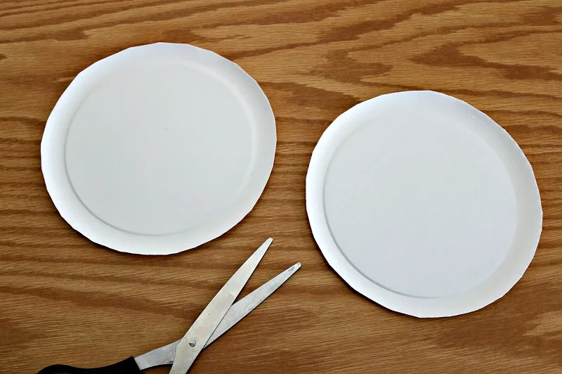 We love easy crafts that make clever use of materials from around the house, such as paper plates.