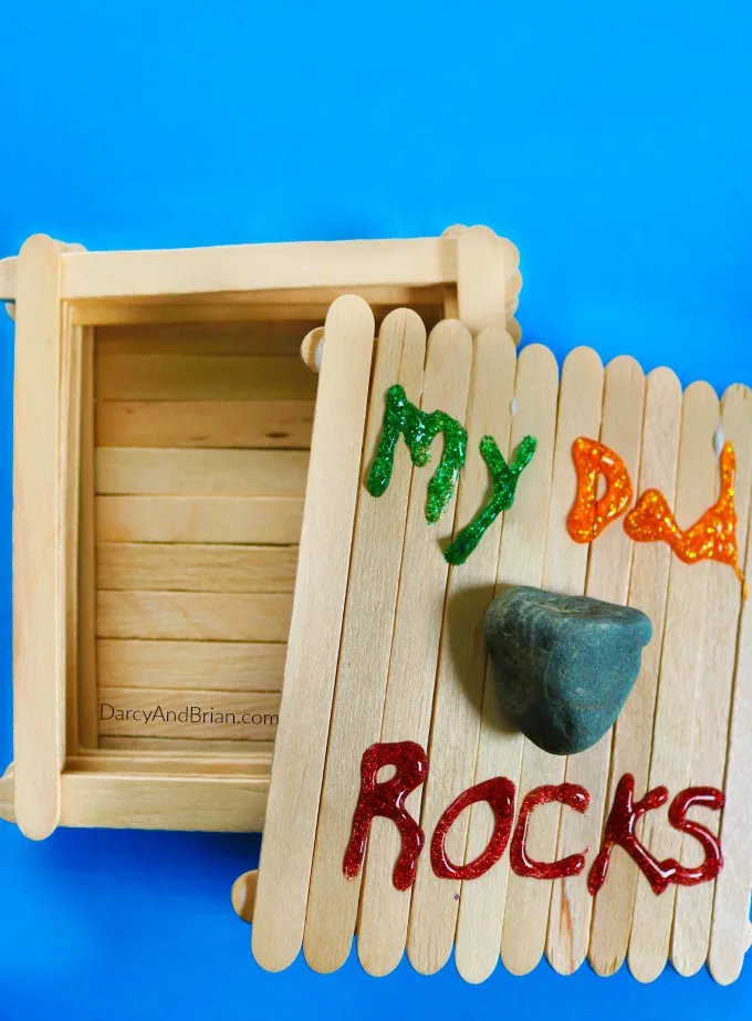 Are you looking for a fun and easy homemade Father's Day gift idea? The kids will enjoy making this Dad Rocks Keepsake Box popsicle craft. This is a great way to get the kids involved in gift giving. The box can be the gift or it can double as the gift holder!