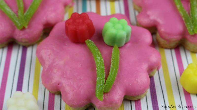 How to easily decorate juju flower sugar cookies.