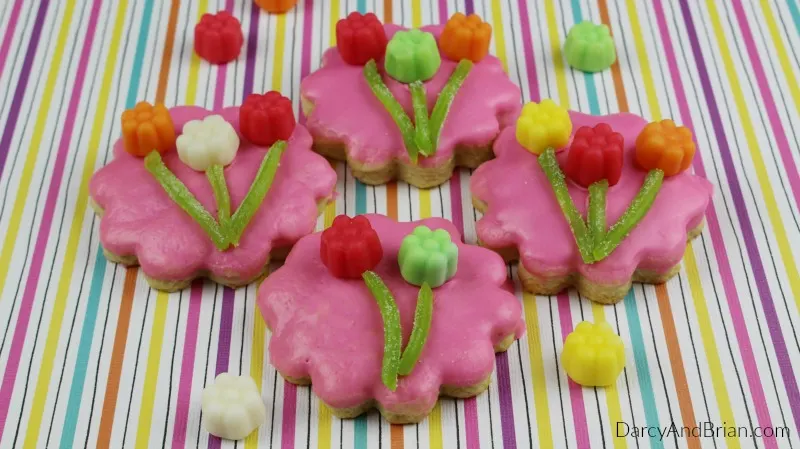 Learn how to make these beautiful flower sugar cookies!