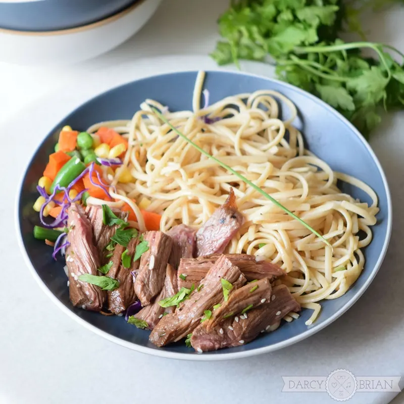 Need easy meal ideas? Get dinner on the table fast with this quick and easy Chinese Beef recipe! Minimal prep and only a few ingredients make this excellent for busy nights.