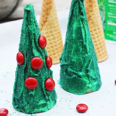 Looking for an easy edible Christmas craft to do with your kids? Make these fun Christmas tree cones with toddlers, preschoolers, and older kids. They make great cupcake toppers too!
