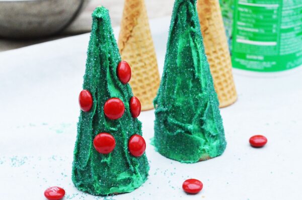 Looking for an easy edible Christmas craft to do with your kids? Make these fun Christmas tree cones with toddlers, preschoolers, and older kids. They make great cupcake toppers too!