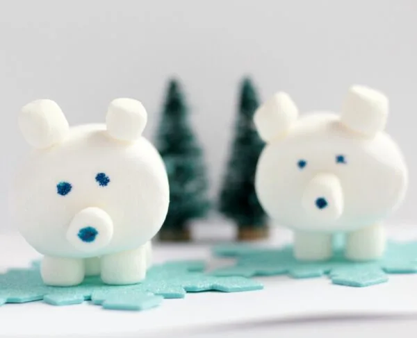 Are the kids stuck inside on a cold, snowy day? Do you need a fun and easy boredom buster? Click through to see step-by-step instructions to make this 3D edible marshmallow polar bear craft with your kids. Perfect with a cup of hot chocolate!