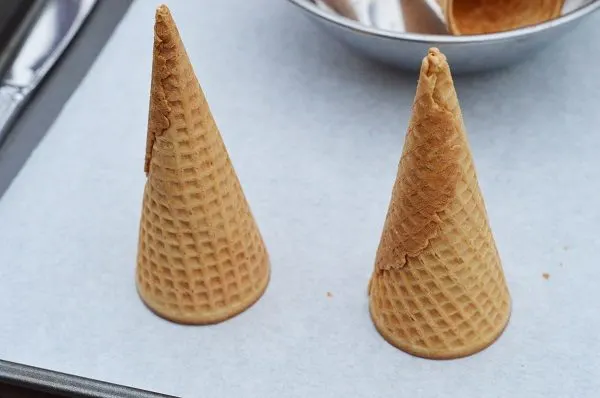 Set up your ice cream cones to make tasty Christmas trees.