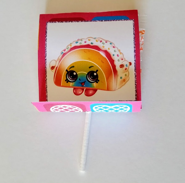 Looking for a cute and easy Valentine's Day treat for kids? Get these Shopkins theme lollipop covers to make sweet classroom valentines!