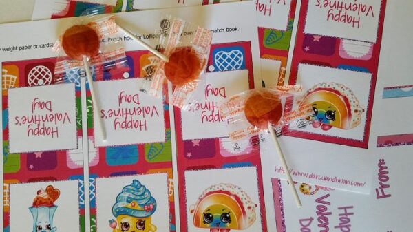 Making fun lollipop valentines