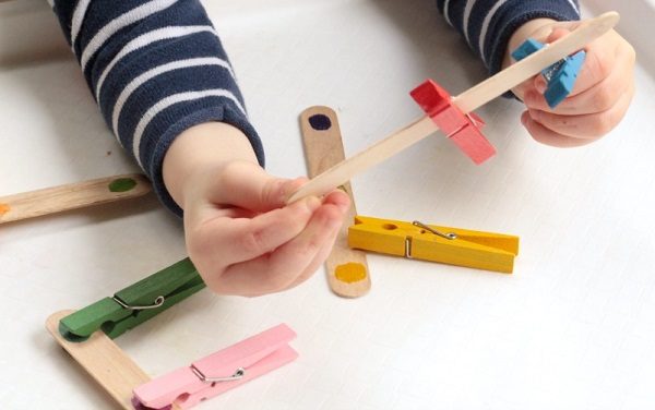 Preschoolers and toddlers will love playing with this Popsicle stick fine motor color match game. Matching colors is a fun activity for little ones to play with and makes a great busy bag activity. Boost fine motor skills and color recognition skills with this color match game!