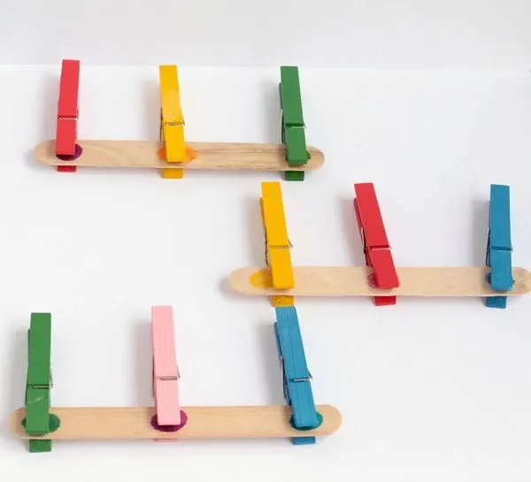 Preschoolers and toddlers will love playing with this Popsicle stick fine motor color match game. Matching colors is a fun activity for little ones to play with and makes a great busy bag activity. Boost fine motor skills and color recognition skills with this color match game!