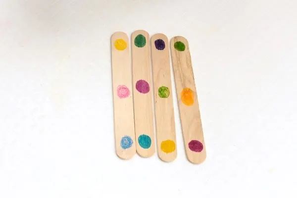 Preschoolers and toddlers will love playing with this Popsicle stick fine motor color match game. Matching colors is a fun activity for little ones to play with and makes a great busy bag activity. Boost fine motor skills and color recognition skills with this color match game!