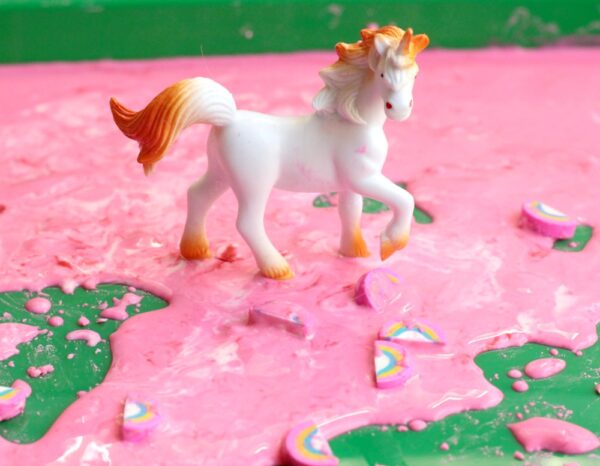 Looking for a fun learning activity for kids? Engage their senses with this magical unicorn sensory bin plus oobleck recipe. Great science experiment for preschool and kindergarten children! 