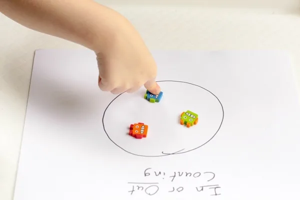 Fun and easy preschool counting activity.