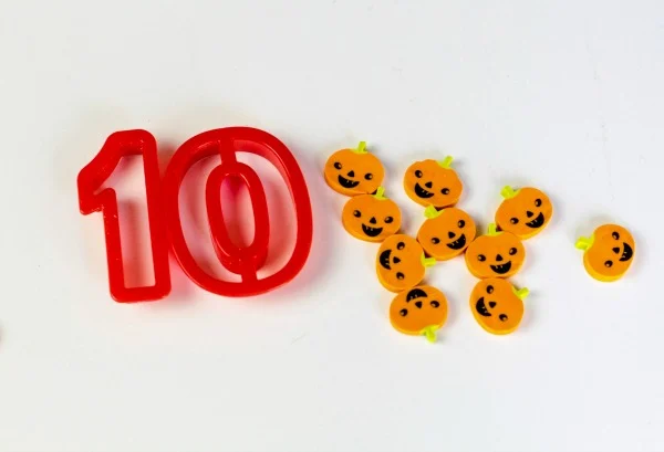 Fun idea for fall math centers using pumpkin erasers for number recognition and counting.