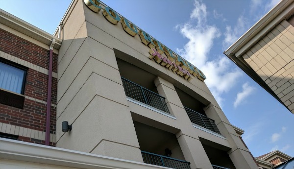 Entrance to Courtyard Marriott in Roseville