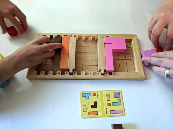 Two players playing Katamino Family