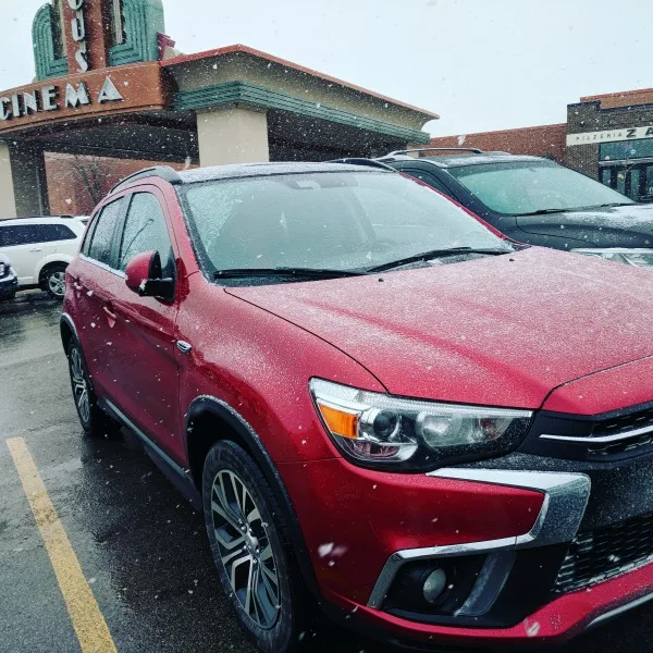 The 2018 Mitsubishi Outlander in the movie theater parking lot for an afternoon date.