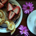 Quick and easy ideas to serve breakfast in bed on Mother's Day