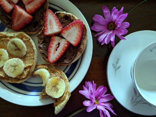 Quick and easy ideas to serve breakfast in bed on Mother's Day