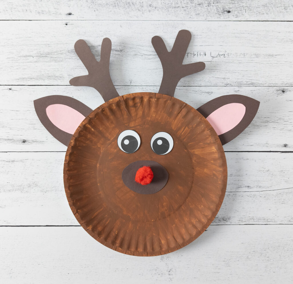 Completed reindeer made with a large paper plate.