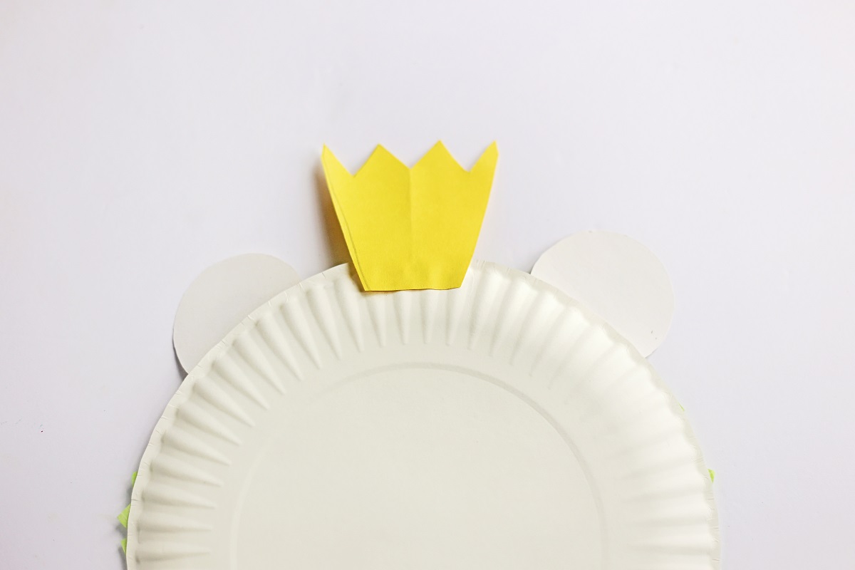 Back of paper plate showing where to glue yellow crown.